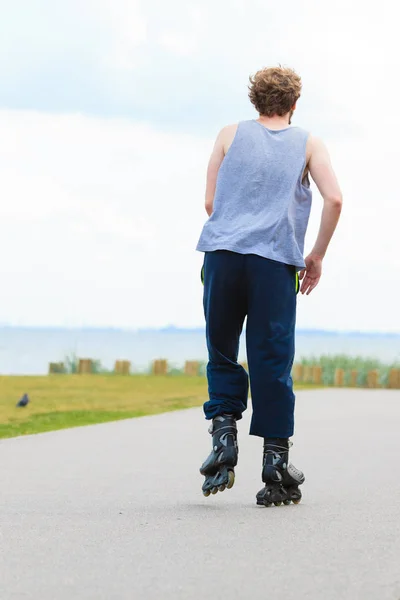 Adatto uomo su pattini a rotelle equitazione all'aperto — Foto Stock
