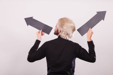 Sol ve sağ oklar siyah tutan adam