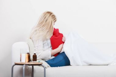 Cofa üzerinde oturan kadın duygu mide krampları