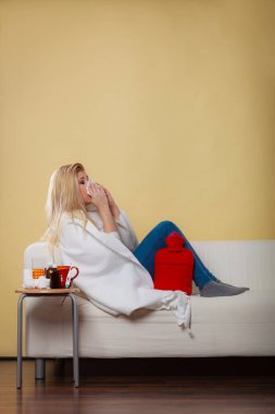 Kadının koltukta yalan grip olan hasta