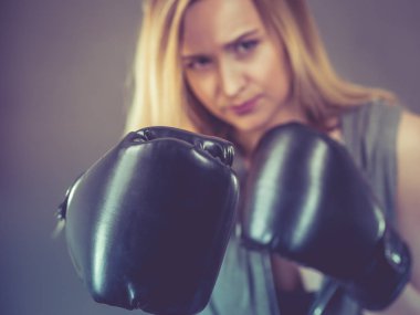 Boksör kız egzersiz ile boks eldivenleri.