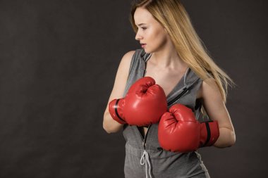 güzel bir kadın ile kırmızı Boks eldiveni