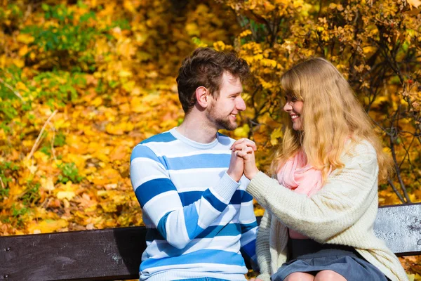 Couple amoureux dans le parc d'automne sur banc — Photo