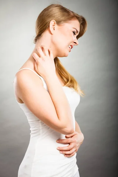 Mujer rascarse el cuello picante con erupción alérgica — Foto de Stock