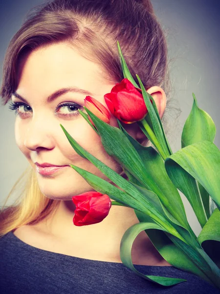 Flicka med tulip känna anslutning till naturen. — Stockfoto