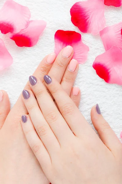 Vrouw presentatie van haar prachtige beschilderde gel hybride nagels — Stockfoto