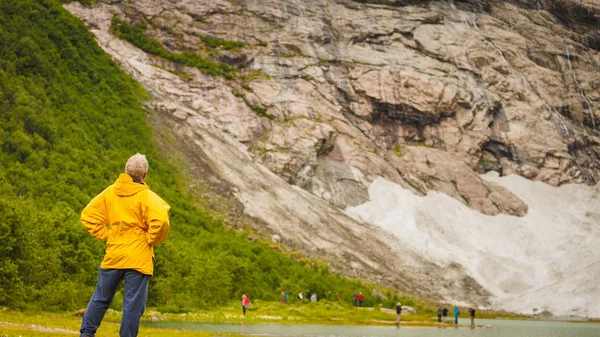 Adam turistik Norveç dağlarında — Stok fotoğraf