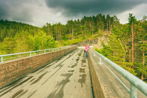 Turista sul punto di vista Stegastein, Norvegia — Foto Stock