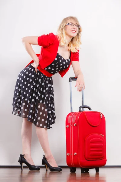 Elegante mujer de moda con maleta roja — Foto de Stock