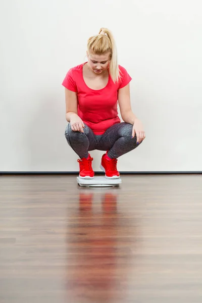 Frau trägt Sportbekleidung im Stehen an Gewichtsmaschine — Stockfoto