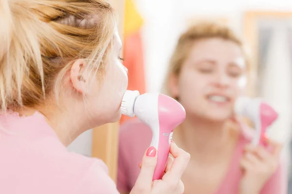 Mutlu kadın yüz temizlik fırça kullanarak — Stok fotoğraf