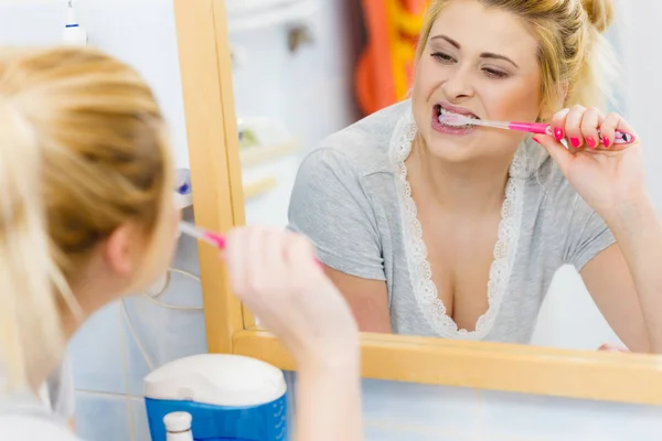 Kobieta, mycie czyszczenie zębów w łazience — Zdjęcie stockowe