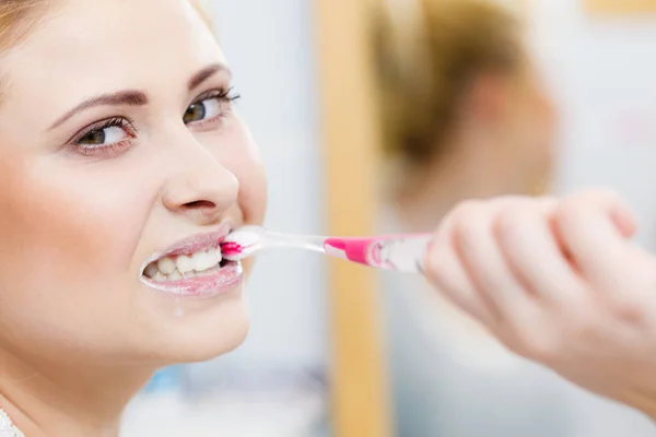 Vrouw schoonmaak tandenpoetsen in de badkamer — Stockfoto