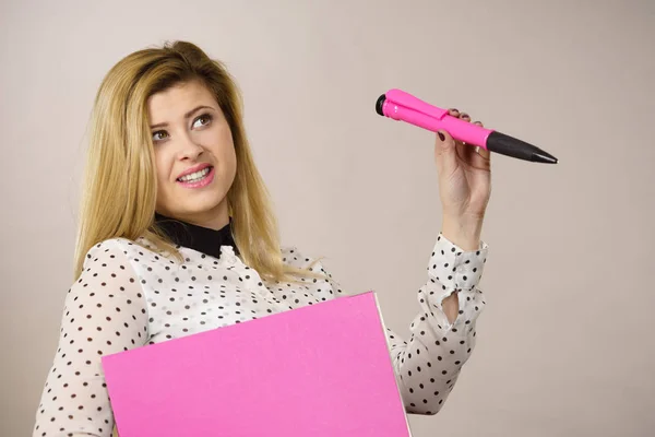 Mujer sujetando aglutinante con documentos y pluma — Foto de Stock