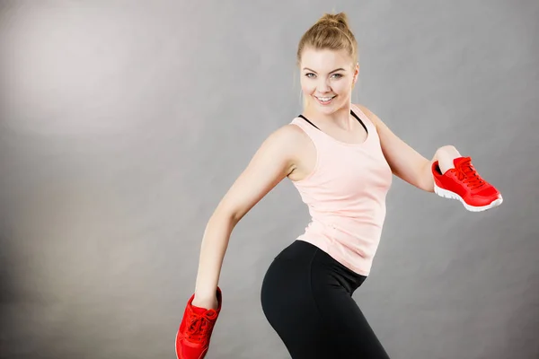 Šťastná žena představí sportovní oblečení sportovní obuv — Stock fotografie