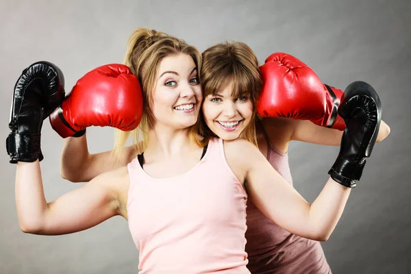 戴着拳击手套的两个女性朋友 — 图库照片