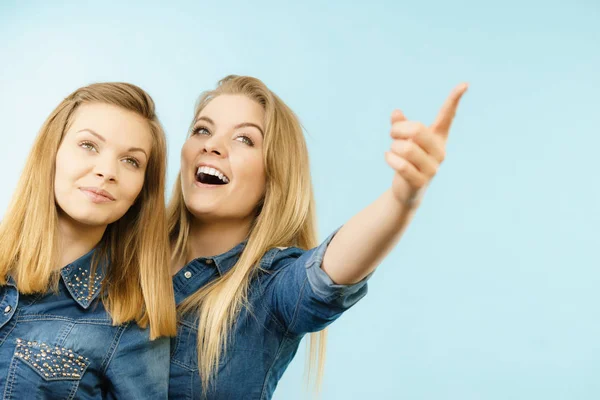 Duas mulheres felizes amigos vestindo roupa jeans poitning — Fotografia de Stock