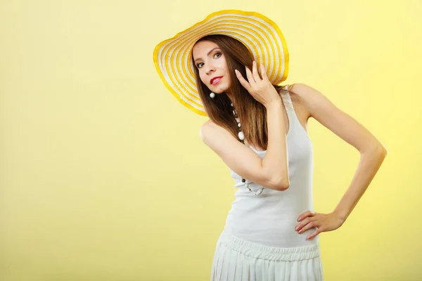 Vrouw in grote gele zomer hoed. — Stockfoto