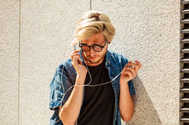 Kulaklık ile hippi adam dinleme müzik