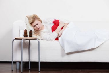 Cofa üzerinde yatan kadın duygu mide krampları