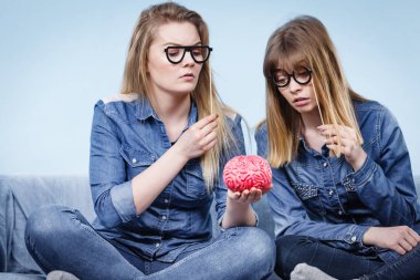 Düşünme iki çılgın kadın arkadaş