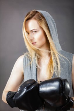 Boksör kız egzersiz ile boks eldivenleri.