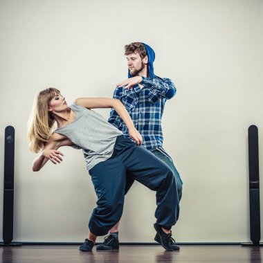 birkaç genç adam ve hip-hop dans kadın