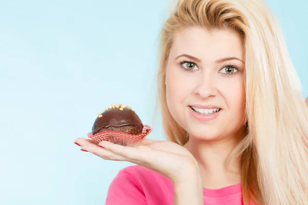 Nő kezében csokoládé cupcake hamarosan harapni — Stock Fotó