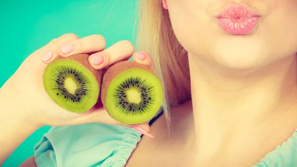 Vrouw bedrijf groene kiwi fruit — Stockfoto