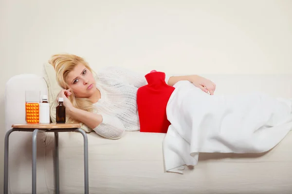 Kvinnan är sjuka med influensa liggande på soffan — Stockfoto
