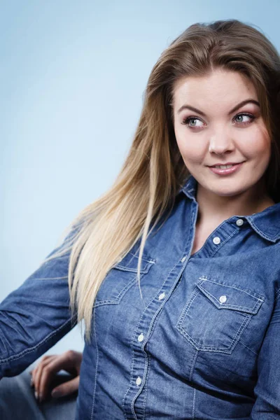 Porträt einer glücklichen blonden Frau, die vor Freude lächelt — Stockfoto