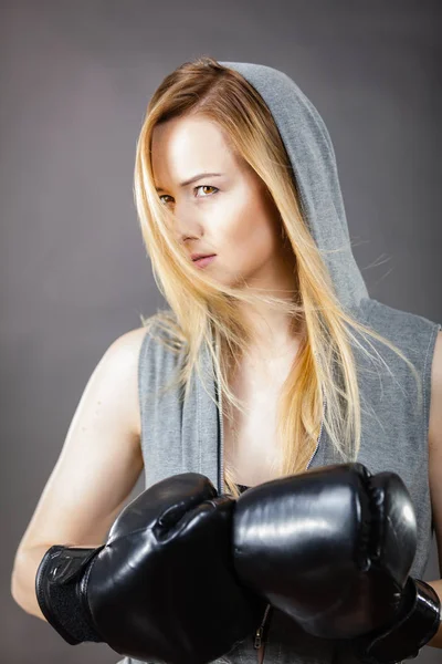 Boxeador chica ejercicio con guantes de boxeo . — Foto de Stock