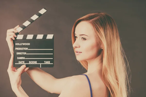 Mulher segurando ardósia filme profissional — Fotografia de Stock