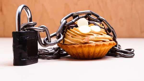 Pastel con cadena y candado, concepto de dieta . — Foto de Stock