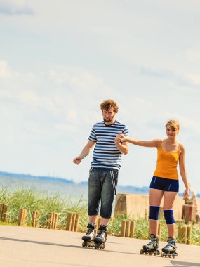 Dışarıda paten süren genç bir çift.