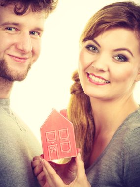 Genç çift ev modeli ile.