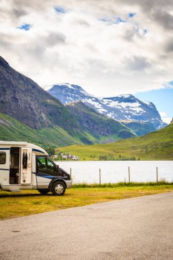 Camper araba Norveç dağlarında