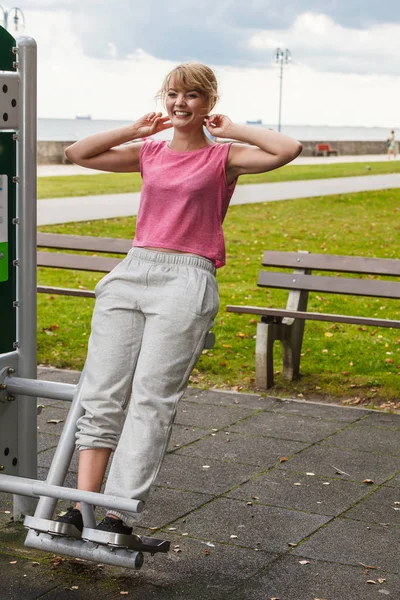 Aktif kadın backtrainer açık egzersiz.