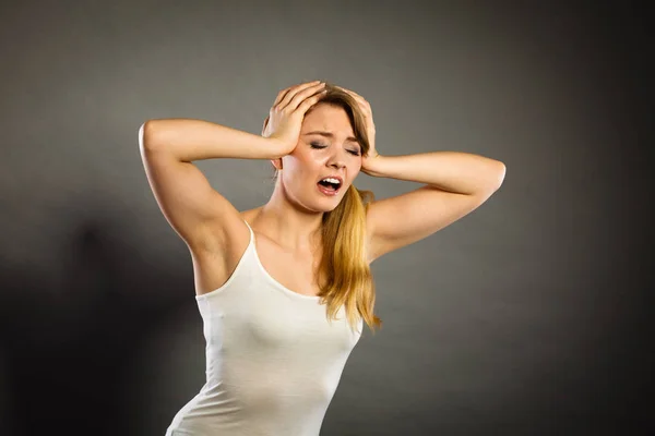 Frau leidet unter Kopfschmerzen Migräne. — Stockfoto