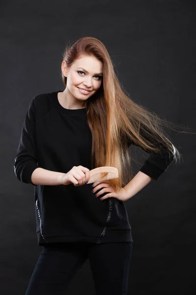 Chica de pelo largo peinando su cabello de belleza . —  Fotos de Stock