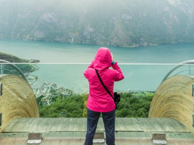 Turist fotoğrafçı ile fotoğraf makinesi Stegastein uyanık, Norveç