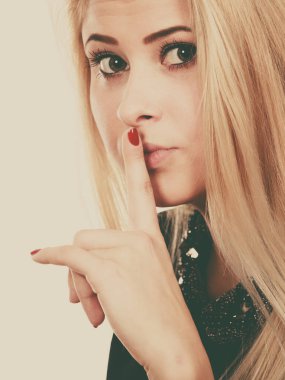 Sessizlik jest yapma çekici sarışın kadın