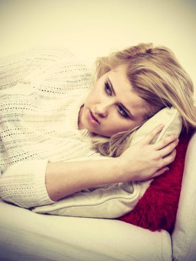 Çok iyi duygu kanepede yatan kadın
