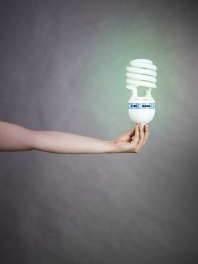 Eko modern ampul tutan kadın