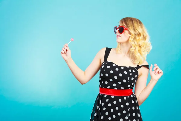 Wesoła dziewczyna, trzymając w ręku małe candy lollipop — Zdjęcie stockowe