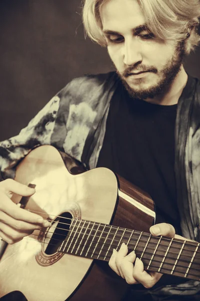 Biondo uomo suonare la chitarra acustica — Foto Stock
