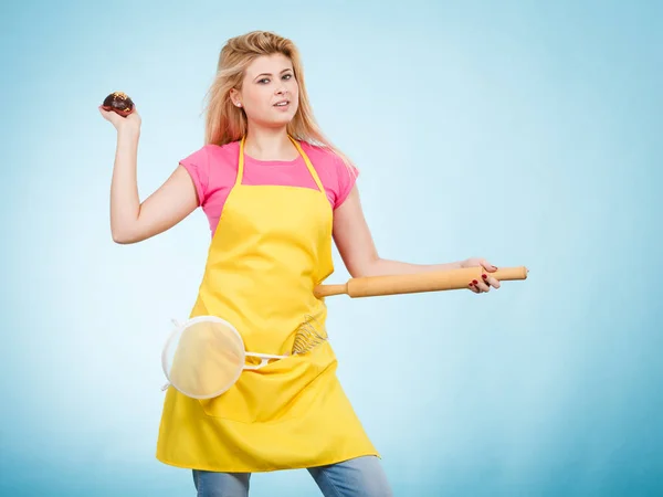 Kvinna som håller cupcake, brödkavel, durkslag bär förkläde — Stockfoto