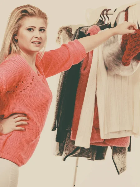 Женщина в шкафу выбирает одежду — стоковое фото