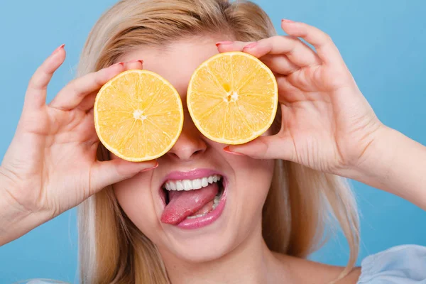 Limonlu narenciye gözleriyle kapsayan kız