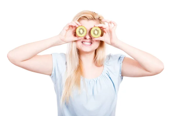 Vrouw met groene kiwi fruit zoals brillen — Stockfoto